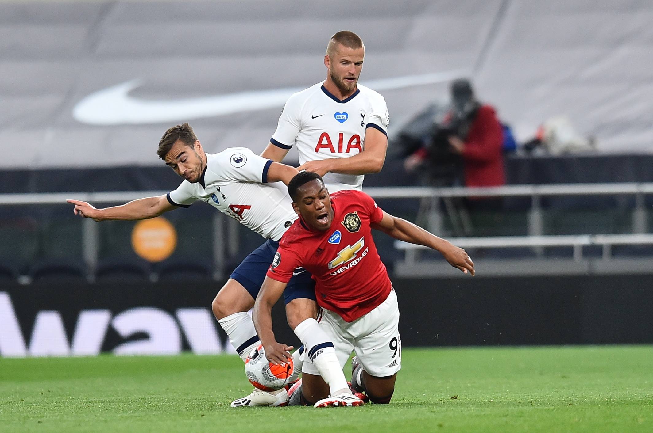 曼城对主帅位置的未雨绸缪早有先例：曾有一位外籍教练与贝吉里斯坦的谈判进展顺利，甚至已开始考虑潜在教练团队人选。但随后瓜迪奥拉完成了续约。 [via @Jack_Gaughan] 来源：City Xtra