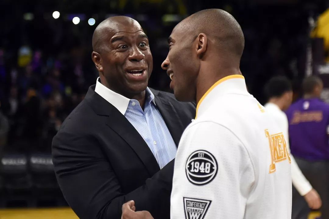 巴黎人报：一极端球迷组织庆祝成立20周年，在埃菲尔铁塔大放焰火