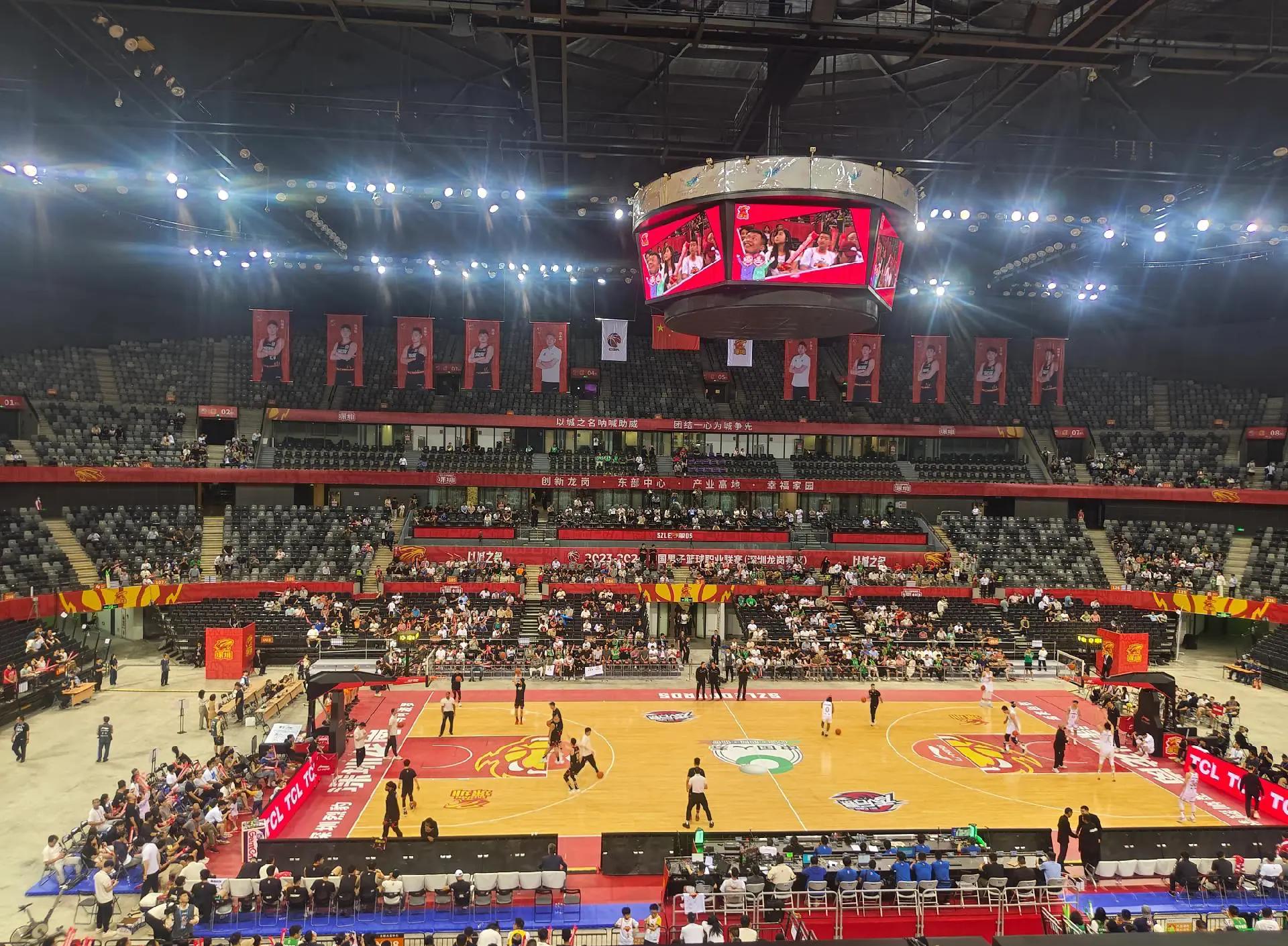 詹姆斯复出首战，湖人险胜快船